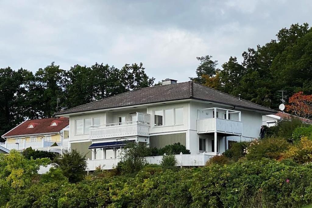 Apartment Right Next To The Golf Course And With The Ocean Just Around The Corner Ljungskile Exterior foto